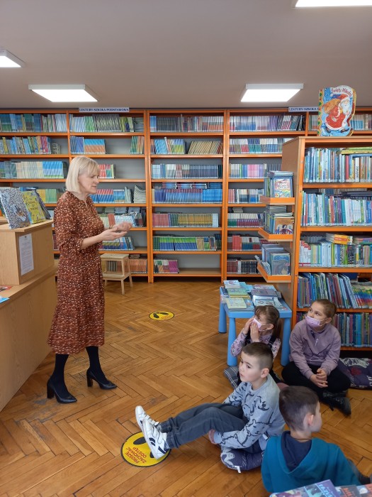Uczniowie klasy 1e z wizytą w Bibliotece Publicznej -słuchają pani Bibliotekarki 