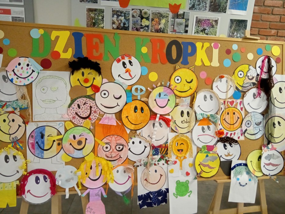 Wystawa uczniów prezentująca uśmiechnięte emotikony 