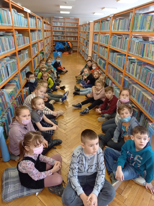 Uczniowie klasy 1e z wizytą w Bibliotece Publicznej -słuchają pani Bibliotekarki 
