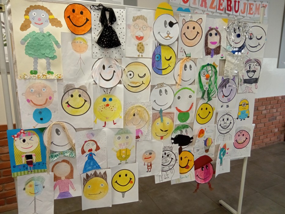 Wystawa uczniów prezentująca uśmiechnięte emotikony 
