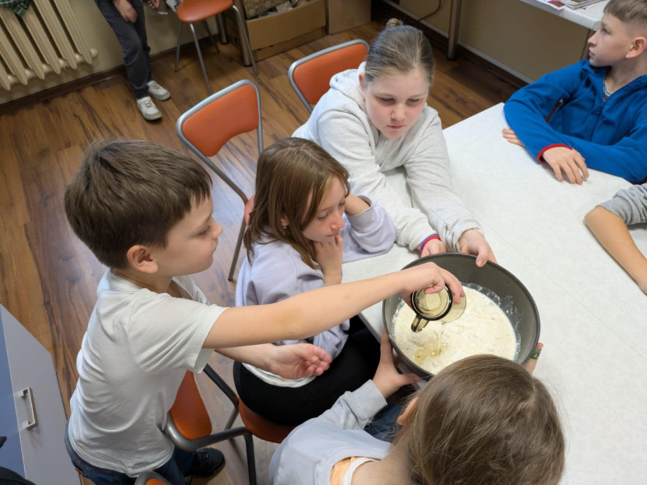 uczniowie mieszają składniki na ciasto do gofrów