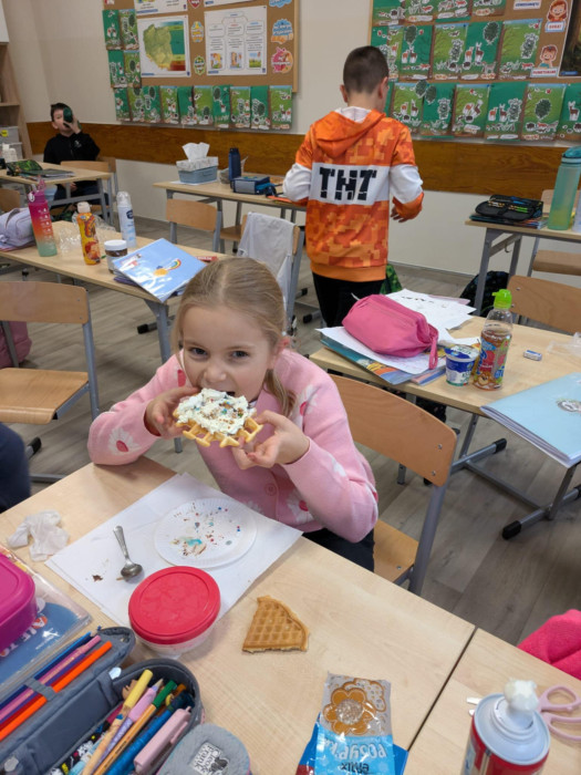 uczniowie jedzą przygotowane gofry