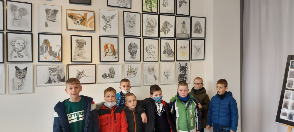 Chłopcy z klasy 2b w  Galerii Miejskiej na wystawie prac plastycznych młodych artystów.