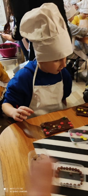 chłopiec z klasy 1a wykonuje i ozdabia czekoladę