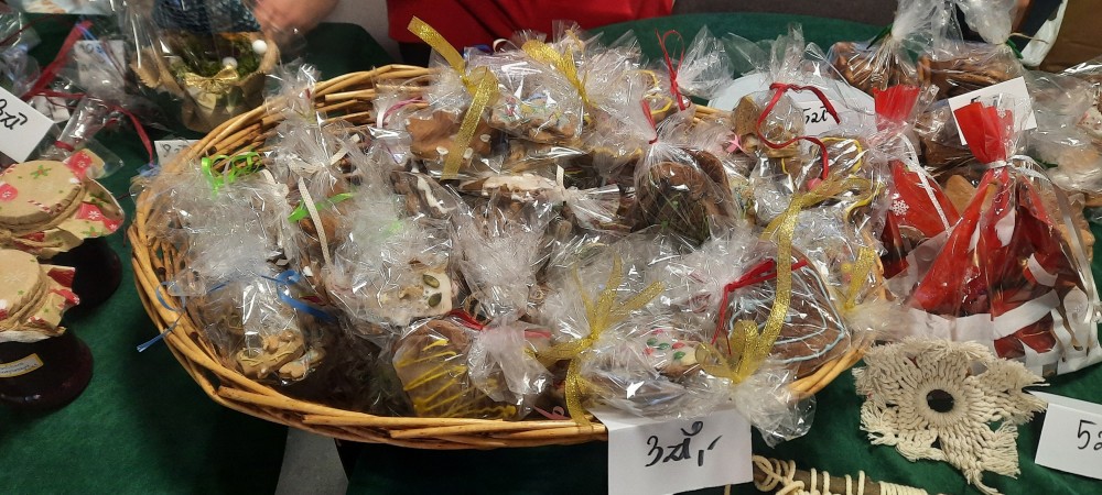 Paczki z pięknie udekorowanymi piernikami sprzedawanymi na kiermaszu