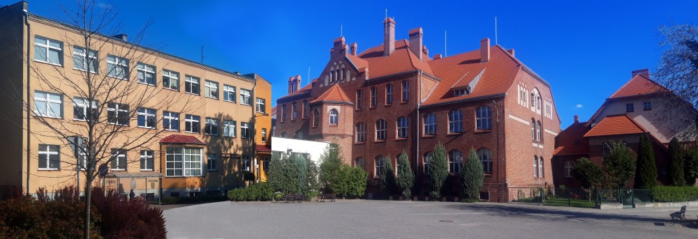 Zdjęcie przedstawia budynki szkół: przy ul. Dąbrowskiego i przy ul. Lipowej.
