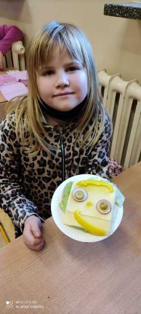 uuczennica klasy 1a prezentuje wykonaną przez siebie zdrową i wesołą kanpakę 