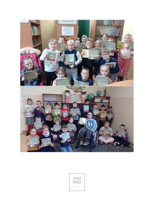 uczniowie klasy 1a i 1c z wizytą bibliotece szkolnej; prezentują otrzymane podczas wizyty Pierwsze abecadło