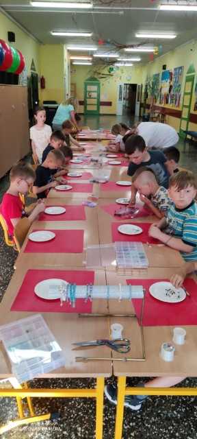 uczniowie klasy 1a i 2c na nocce w szkole - warszaty koralikowe