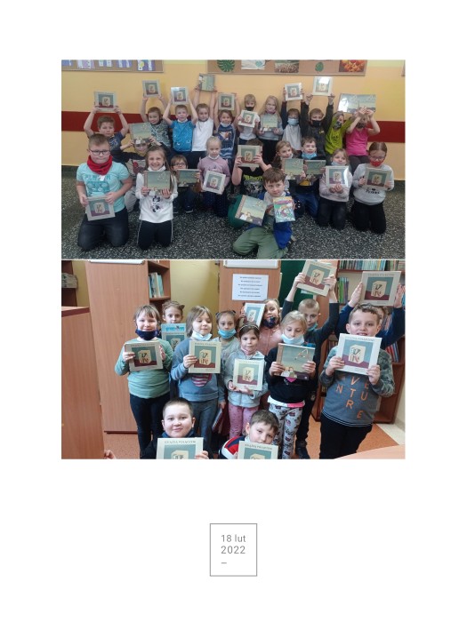 uczniowie klasy 1b i 1f z wizytą bibliotece szkolnej; prezentują otrzymane podczas wizyty Pierwsze abecadło