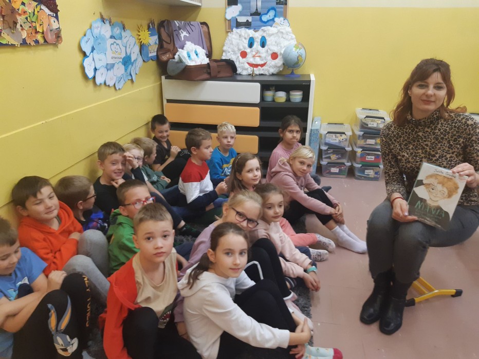 uczniowie klasy 2d podczas cztania książki czytanej przez nauczyciela w ramach Projektu- Lekturki spod chmurki.