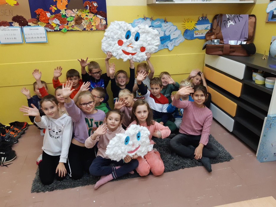 uczniowie klasy 2d podczas cztania książki czytanej przez nauczyciela w ramach Projektu- Lekturki spod chmurki.