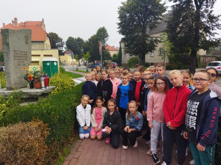 Uczniowie klasy 3 b i 3c przy Pomniku Pomordowanych Nauczycieli 