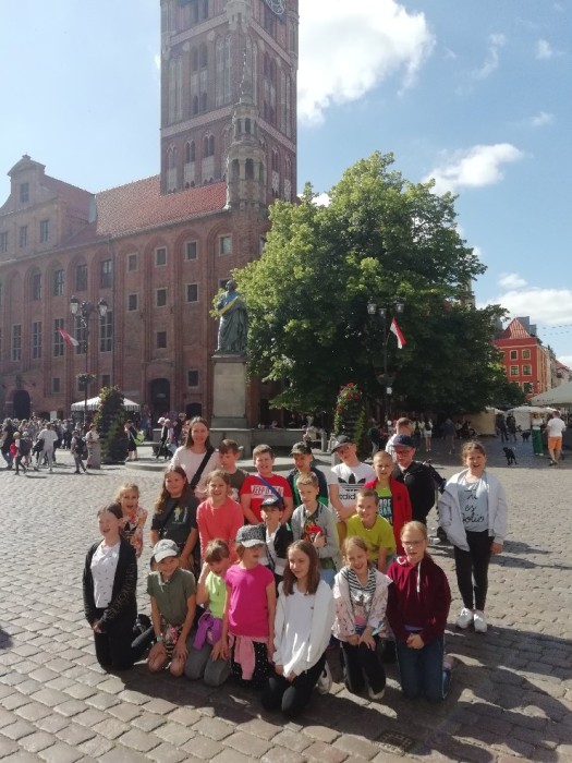 Uczniowie klasy 3d na rynku w Toruniu 