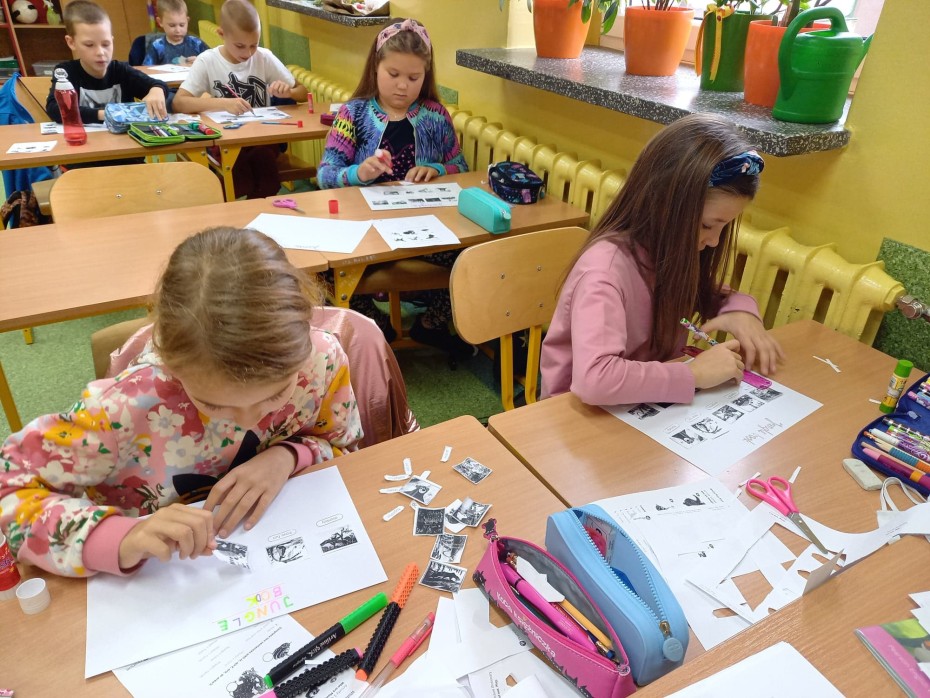 uczniowie klasy 3d tworzą słowniczki obrazkowe do przeczytanej książki Disneya