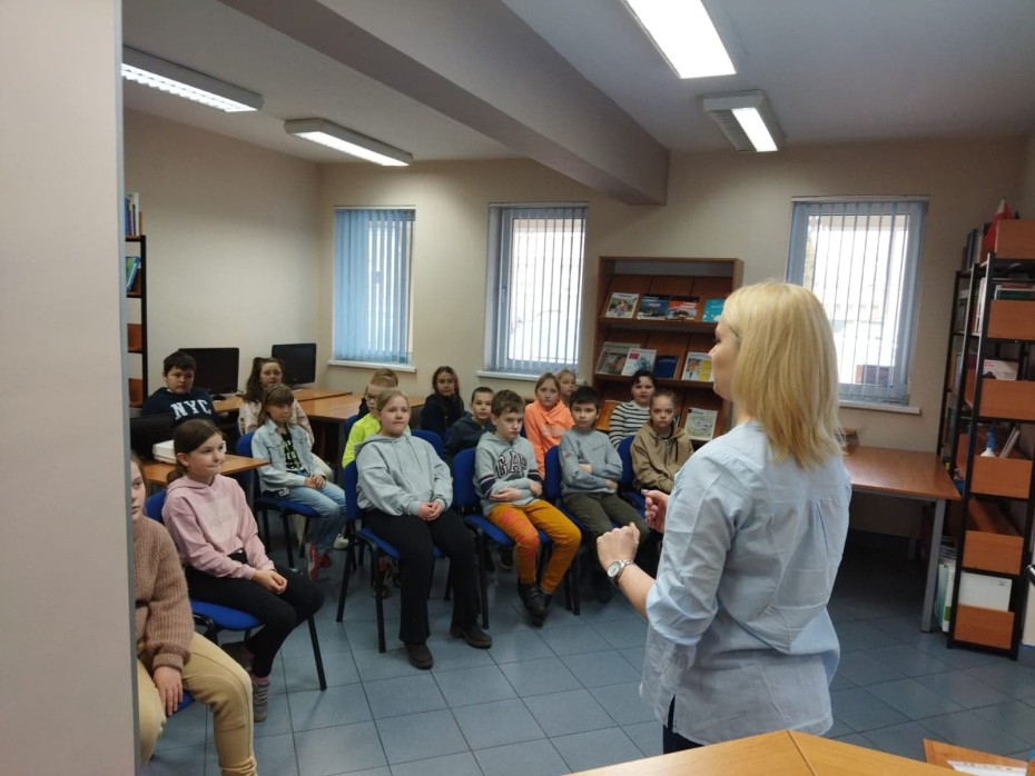Uczniowie z klasy 3c z wizytą w Bibliotece Pedagogicznej, słuchają pani opowiadającej jak należy dbać o naszą planetę