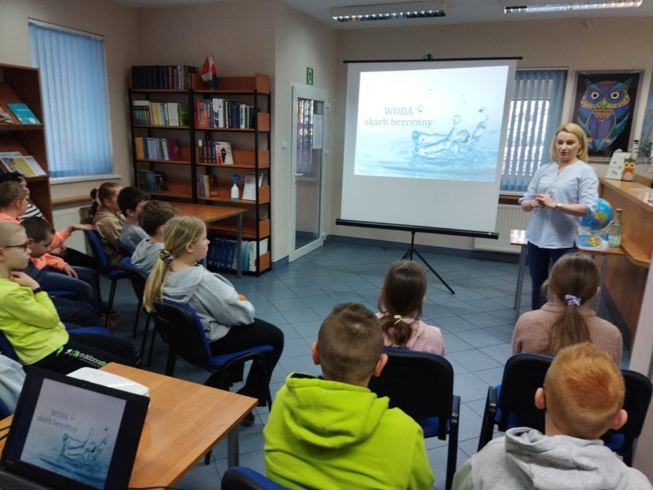 Uczniowie z klasy 3c z wizytą w Bibliotece Pedagogicznej, słuchają pani opowiadającej jak należy dbać o naszą planetę
