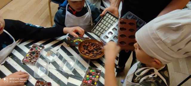 uczniowie z klasy 1a wykonują i ozdabiają czekoladę