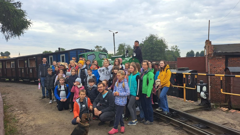 Uczestnicy rajdu w Wągrowcu podczas zwiedzania parowozowni