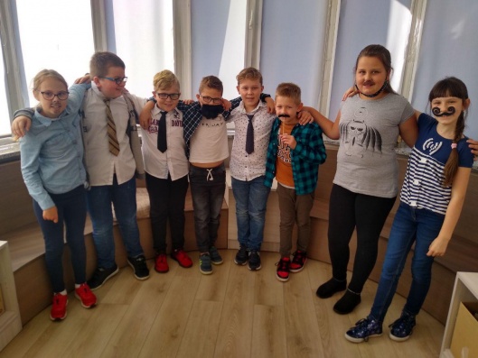 https://www.sp2sroda.pl/files/content/news-lead/dzien_chlopca_klasa_3e__2_.jpg
