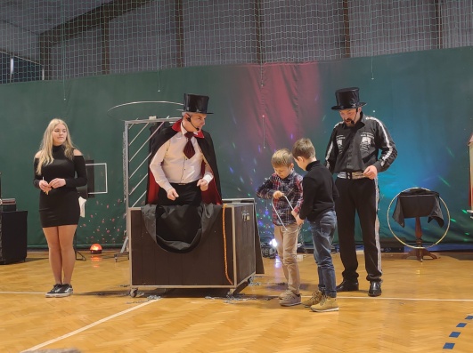 https://www.sp2sroda.pl/files/content/news-lead/iluzjonista_mag_marco_podczas_wystepu__.jpg