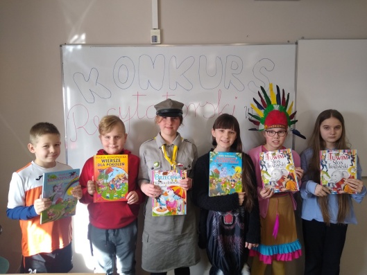 https://www.sp2sroda.pl/files/content/news-lead/laureaci_konkursu_recytatorskiego_klasy_3e_prezentuja_nagrody_w_postaci_ksiazek.jpg