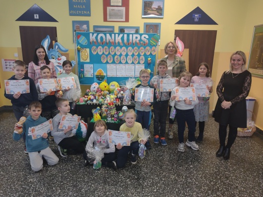 https://www.sp2sroda.pl/files/content/news-lead/laureaci_konkursu_wielkanocna_pisanka_prezentuja_swoje_prace_oraz_wreczone_dyplomy.jpg