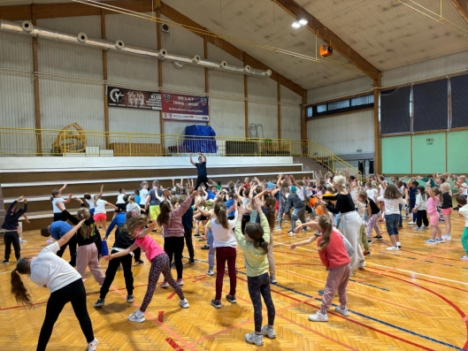 https://www.sp2sroda.pl/files/content/news-lead/sport/sportowy_dzien_edukacji_narodowej/sportowy_dzien_edukacji_narodowej__2_.jpg