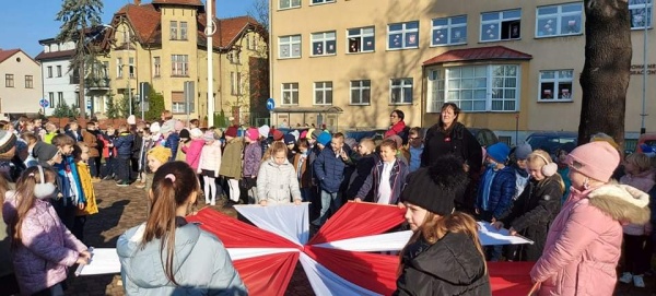 https://www.sp2sroda.pl/files/content/news-lead/uczniowie_klas_1_3_przy_pomoinku_j__h__dabrowskiego_podczas_spiewania_hymnu.jpeg