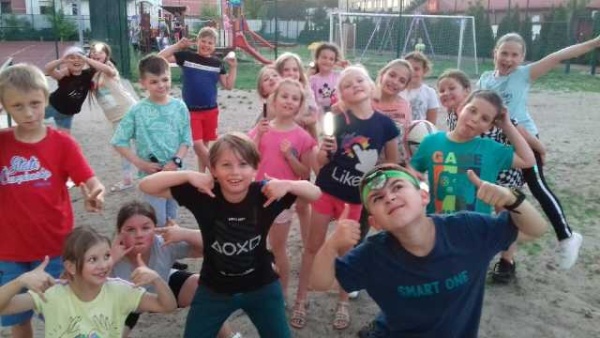 https://www.sp2sroda.pl/files/content/news-lead/uczniowie_klasy_1a_i_2c_podczas_nocki_w_szkole_zabawy_na_placu_zabaw.jpg