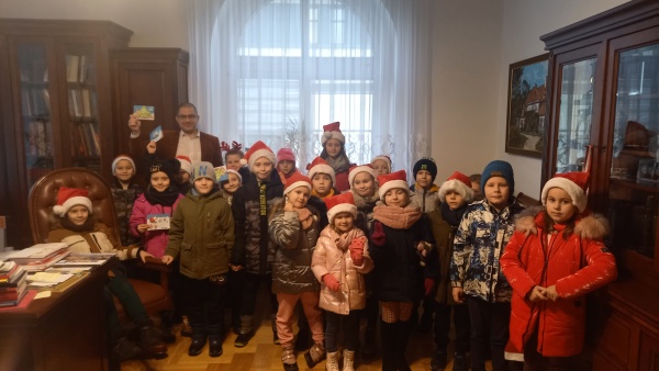 https://www.sp2sroda.pl/files/content/news-lead/uczniowie_klasy_1g_z_burmistrzem_mista.jpg