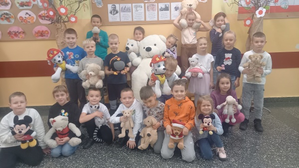 https://www.sp2sroda.pl/files/content/news-lead/uczniowie_klasy_1g_z_pluszowymi_misiami.jpg