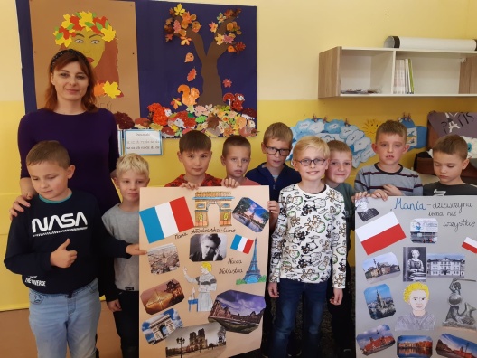 https://www.sp2sroda.pl/files/content/news-lead/uczniowie_klasy_2d_prezentuja_wykonane_plakaty_.jpg