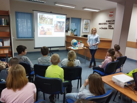 https://www.sp2sroda.pl/files/content/news-lead/uczniowie_z_klasy_3c_z_wizyta_w_bibliotece_pedagogicznej__sluchaja_pani_opowiadajacej_jak_nalezy_dbac_o_nasza_planete_1.jpg