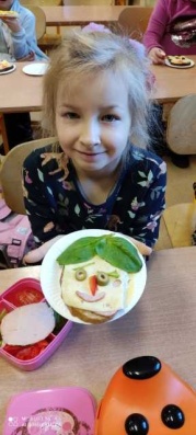 https://www.sp2sroda.pl/files/content/news-lead/wydarzenia_klasowe/uczennica_klasy_1a_prezentuje_wykonana_przez_siebie_zdrowa_i_wesola_kanpake_4.jpg