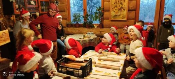 https://www.sp2sroda.pl/files/content/news-lead/wydarzenia_klasowe/uczniowie_klasy_1a_sluchaja_instrukcji_wykonania_swiatecznego_dzwonka.jpg
